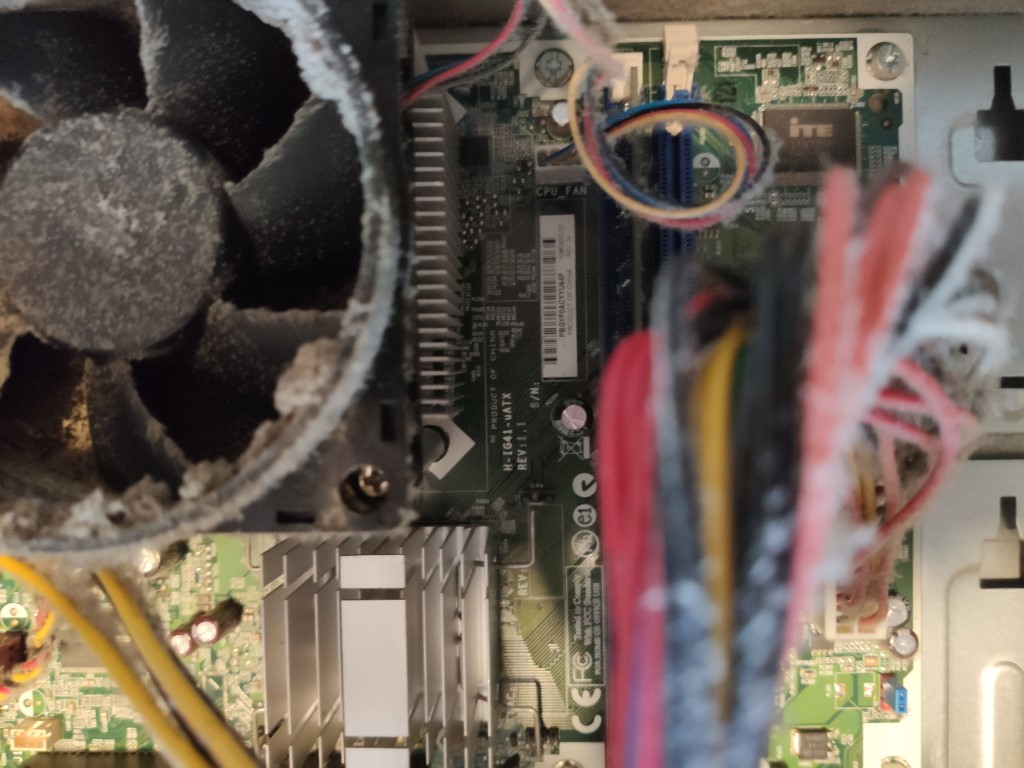 Ventilateur avec les pales pleines de poussière