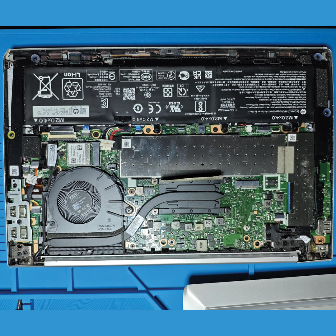 Retrait du capot arrière de l'ordinateur HP