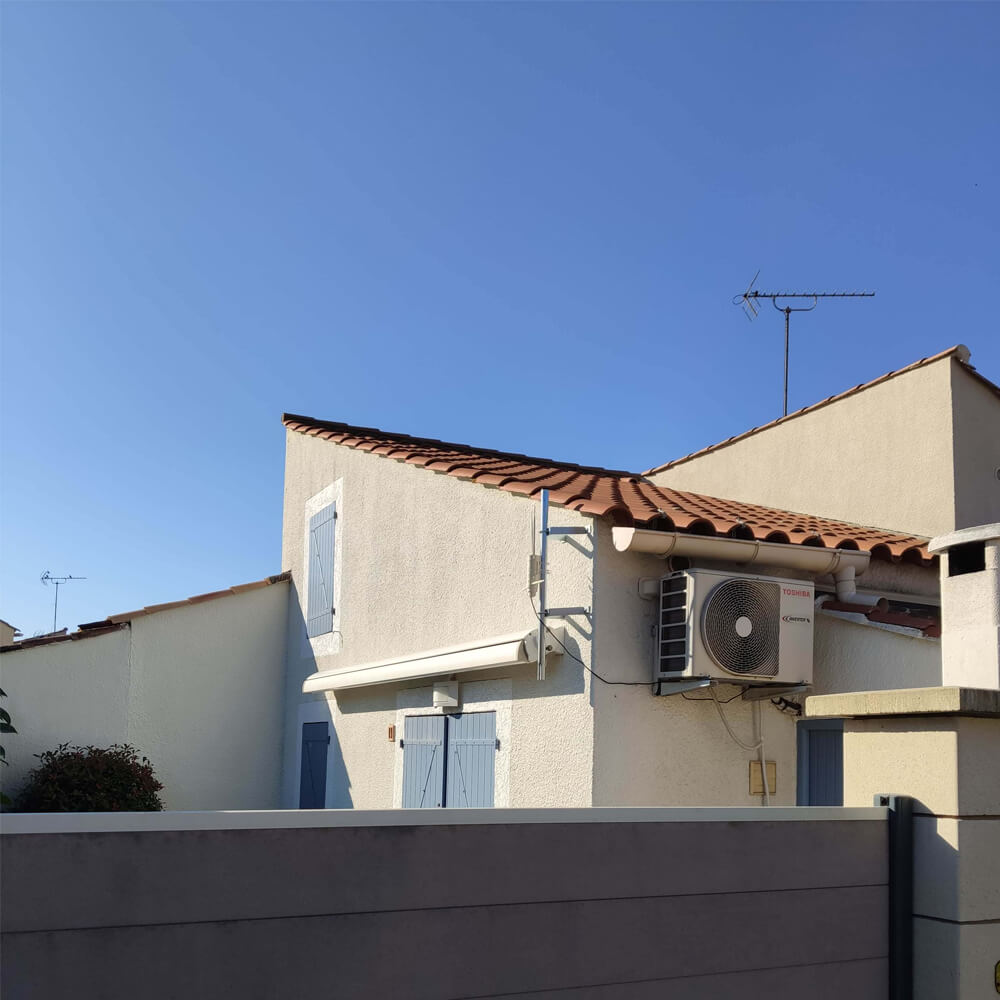Antenne Wi-Fi extérieure installée sur la façade d'une maison.