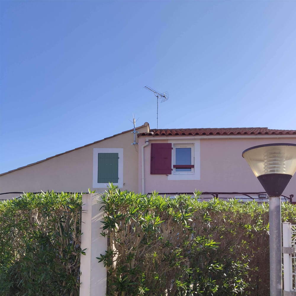 Réseau de maisons connectées entre elles par le biais d'antennes Wi-Fi.