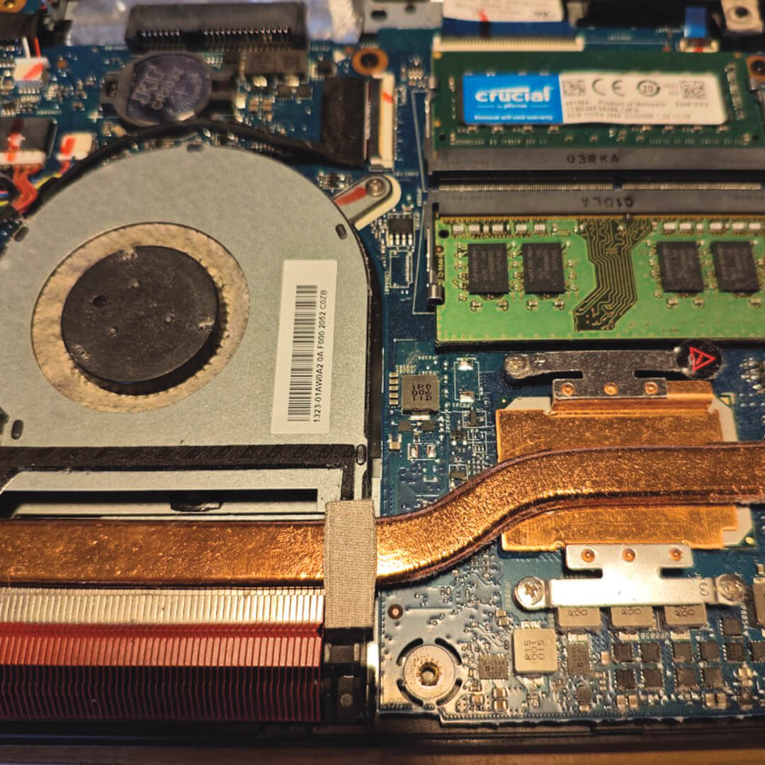 Photo de l'interieur de l'ASUS FX505G avant nettoyage