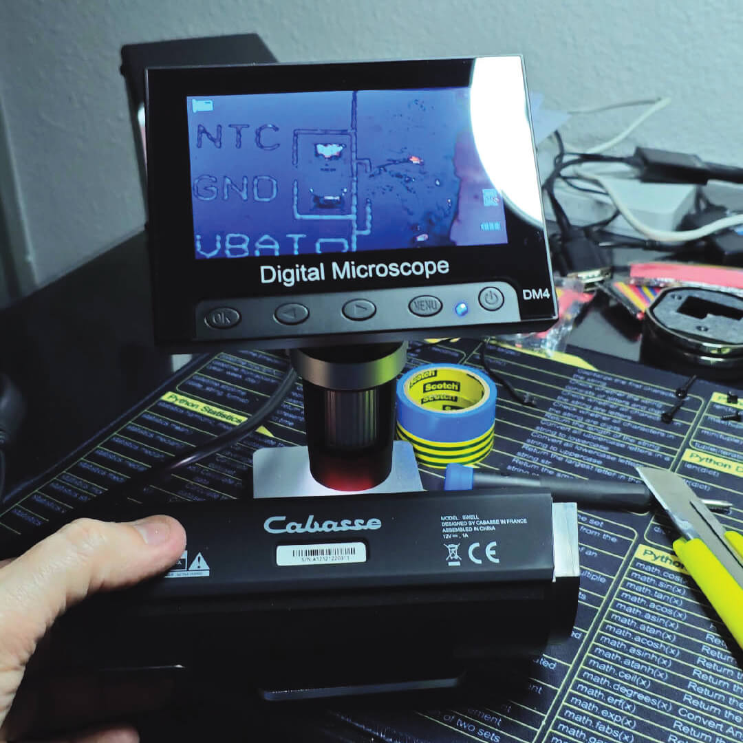Photo du microscope électronique qui nous permet de réparer l'enceinte Cabasse Swell