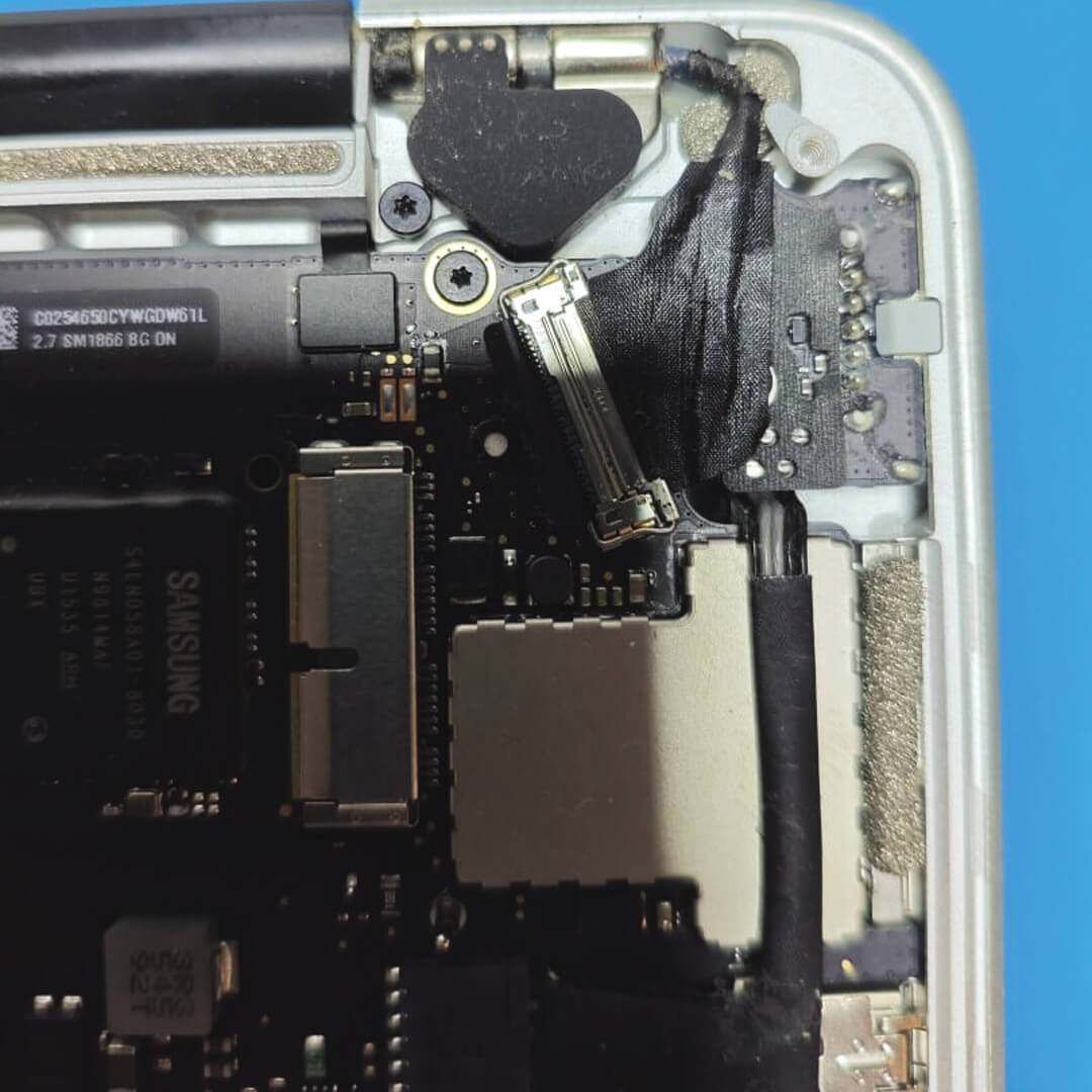 Déconnexion de la nappe écran du MACBOOK PRO