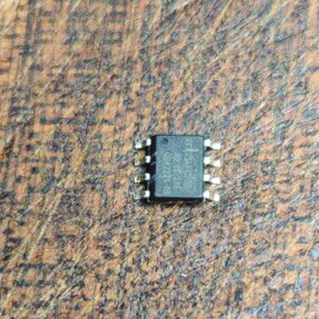 Puce du bios du disque dur dessoudée
