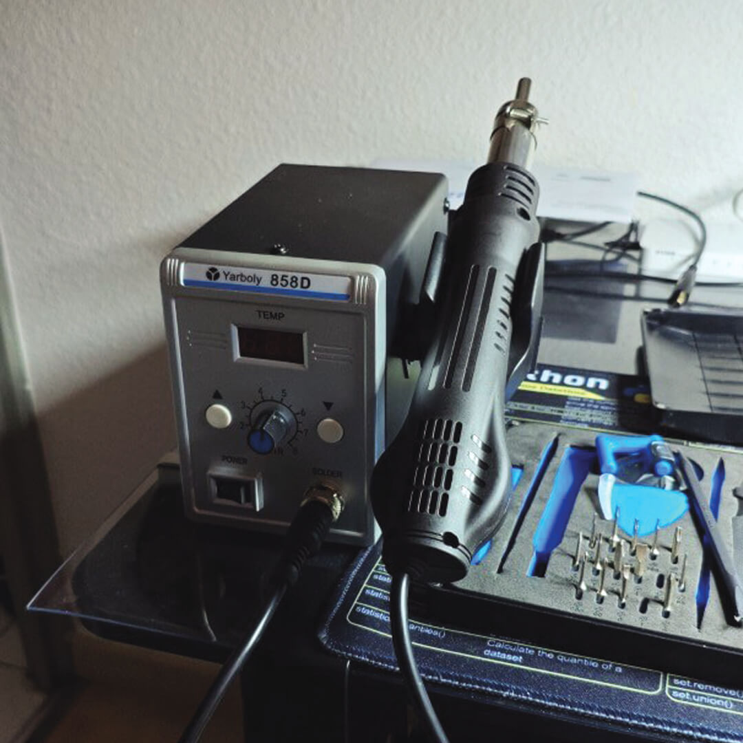 Poste à air chaud pour dessouder la puce du bios du disque dur