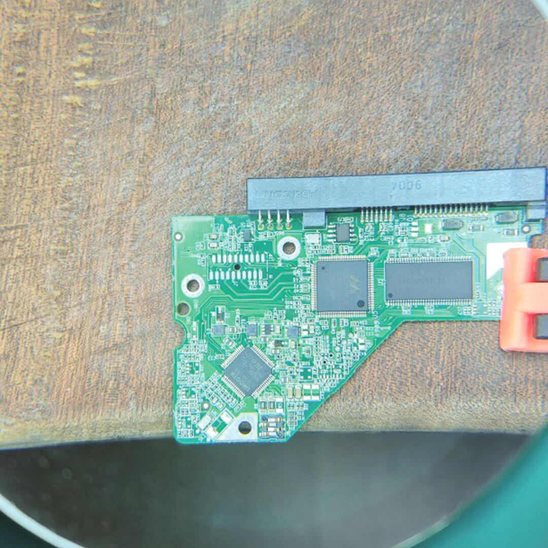 Vue à travers la loupe de la carte électronique à réparer
